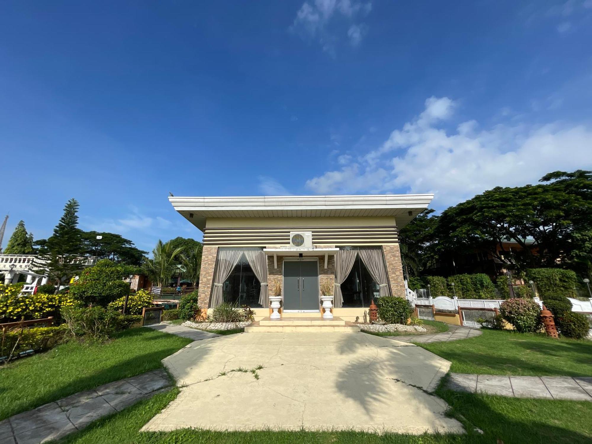 Torres Farm Resort Powered By Cocotel Naic Exterior photo