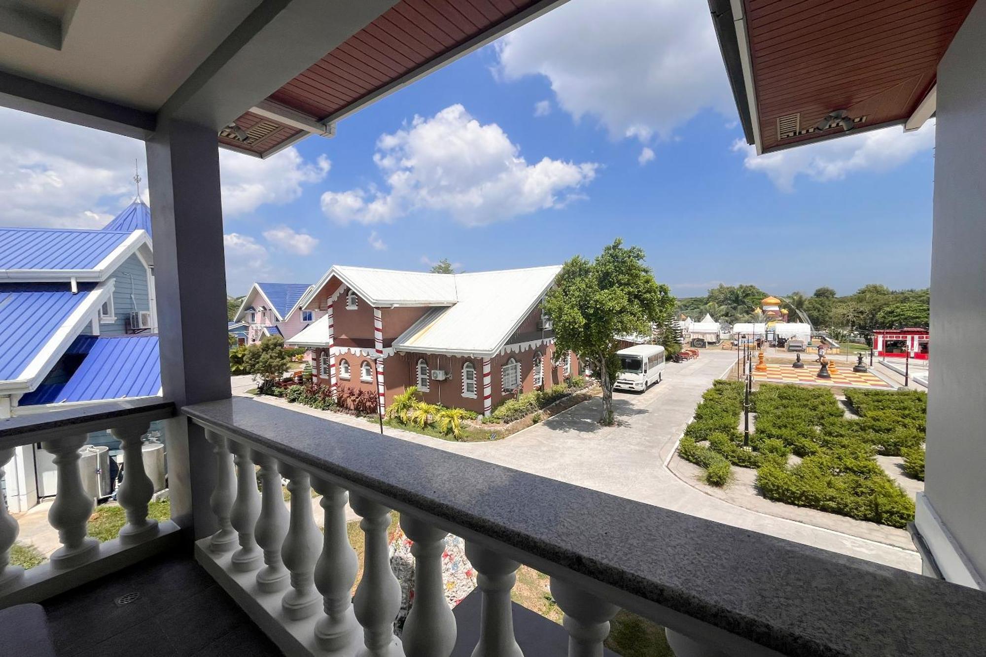 Torres Farm Resort Powered By Cocotel Naic Room photo
