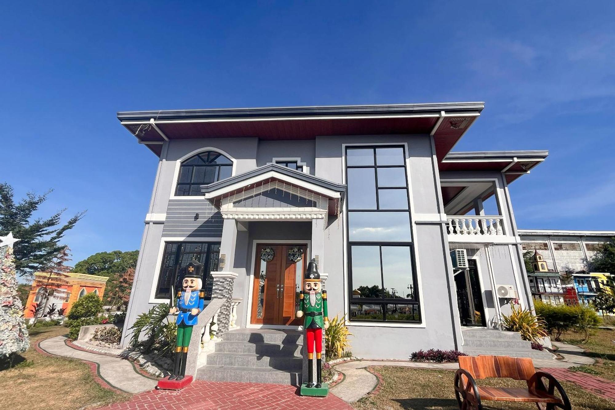 Torres Farm Resort Powered By Cocotel Naic Room photo